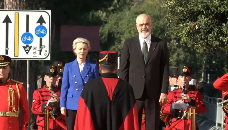 Von der Leyen mbërrin në Tiranë, pritet nga Kryeministri Rama