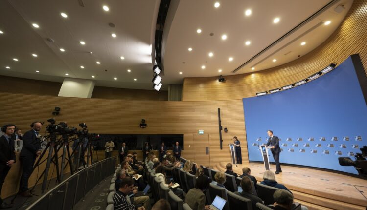 Shefi i ri i NATO-s i pret në Bruksel ministrat e Mbrojtjes