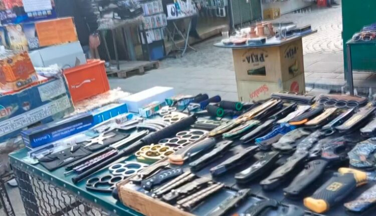 Dhuna në shkolla, shufra hekuri, thika dhe shkopinjë gome shiten lirshëm në tregun e Bit Pazarit