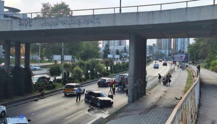 Një veturë është përplasur në mur në bulevardin e Shkupit dhe ka shkaktuar bllokim trafiku
