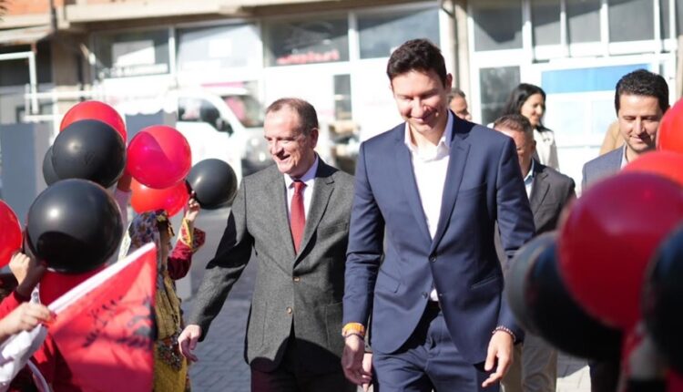Taravari dhe Limani së bashku me ambasadorin e Shqipërisë shpërndanë abetaren e unifikuar në Gostivar!