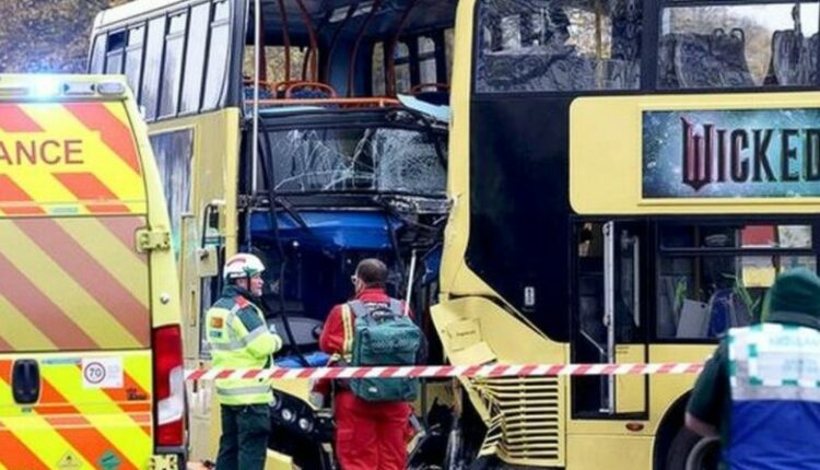 Angli/ Përplasen dy autobusë dykatësh, përfundojnë në spital dhjetëra persona