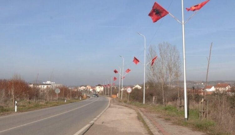 Flamujt shqiptarë valëviten në kufi me Serbinë