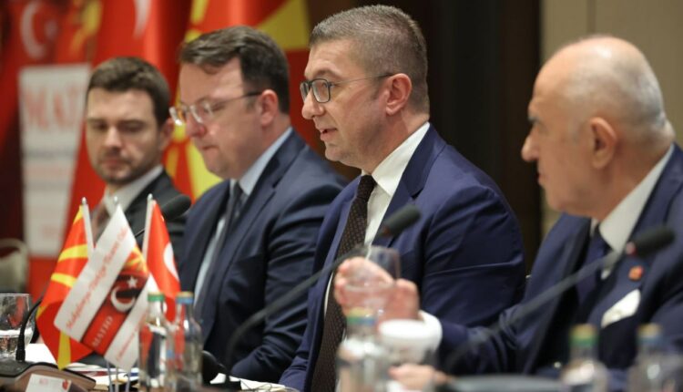 Mickoski: Jemi duke negociuar me investitorët për një mënyrë më të thjeshtë dhe më fleksibile për të sjellë gaz në vend për ngrohjen qendrore më të lirë me ndërtimin e centraleve kogjenerative me gaz