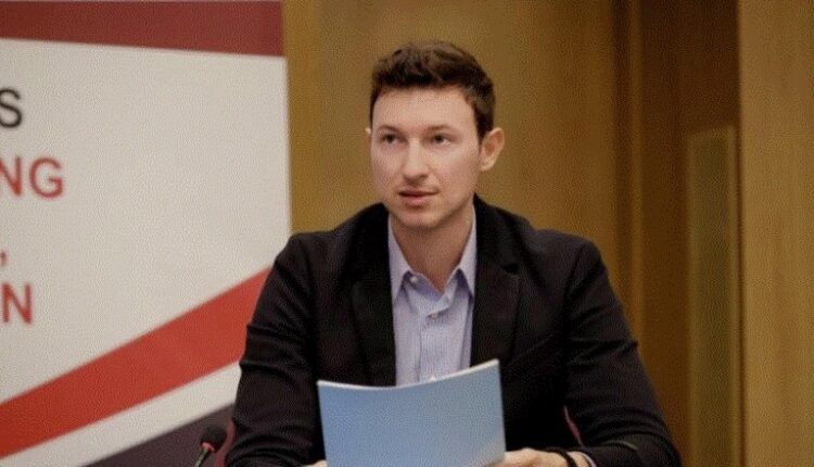 Reagon ambasadori i Shqipërisë në RMV: Po ndjekim me vëmendje situatën, diplomacia nuk është një reality show