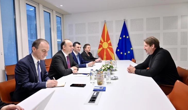 Gashi u takua me eurodeputetin austriak, Vajc dhe Tijs Ruten
