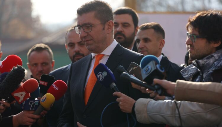 Mickoski: Është arritur marrëveshje historike me sindikatat e shëndetësisë, nga ky muaj punonjësit shëndetësorë do të marrin pagë 10% më të lartë dhe 5% të tjera nga paga e marsit