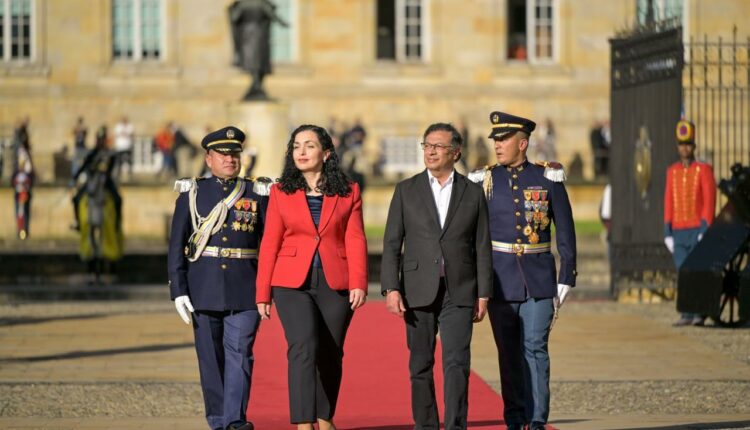 Presidentja Osmani pritet me nderime të larta ushtarake nga homologu i saj kolumbian