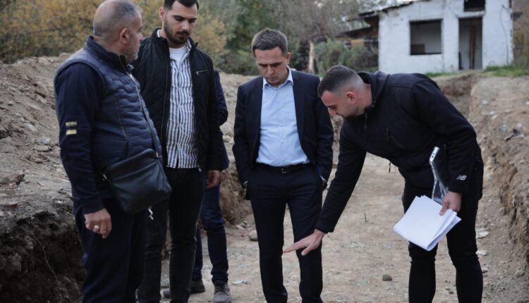 Kasami ndërton 2 kilometra murin e lumit Shkumbin në lagjen Dardania (FOTO)