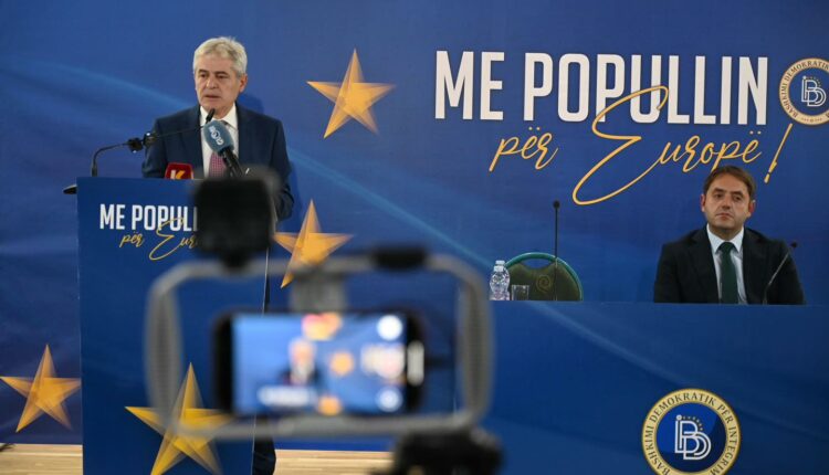 Ali Ahmeti kërkon që në takimin me Qeverinë e Kosovës të diskutohet për çështjen e cënimit të gjuhës shqipe në Maqedoninë e Veriut