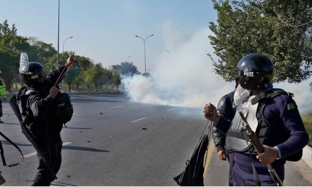 protesta-ne-pakistan-ushtria-urdherohet-te-qelloje-menjehere-teksa-mbeshtetesit-e-khanit-perplasen-me-policine