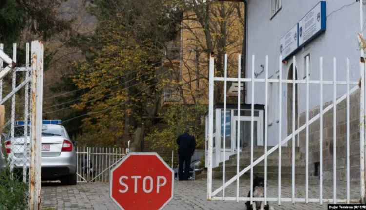 Sulmohet me granata stacioni policor në Zveçan