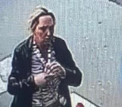 Policia kërkon ndihmë në lokalizimin e një gruaje në Pejë, dyshohet se ka kryer vjedhje