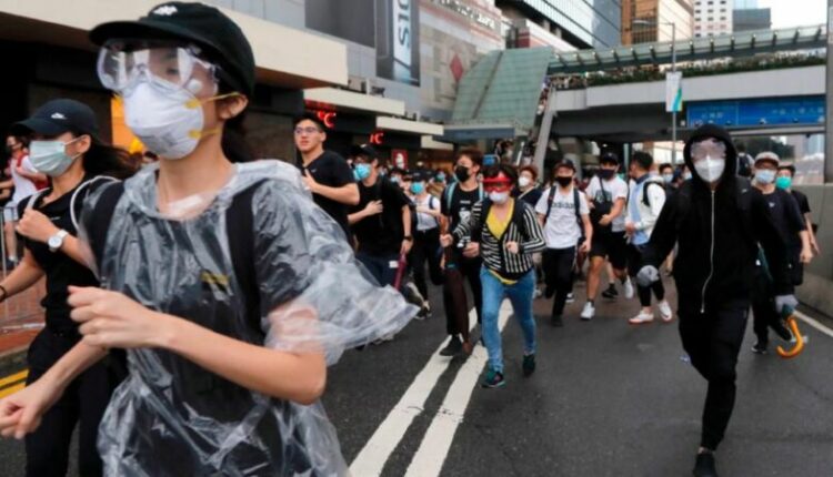 Hong Kongu dënon me burgim 45 aktivistë të demokracisë