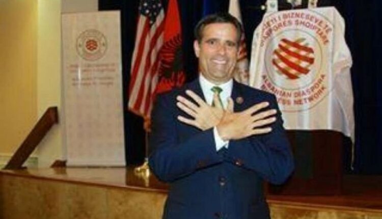 Miku i madh i shqiptarëve bëhet drejtor i CIA-s