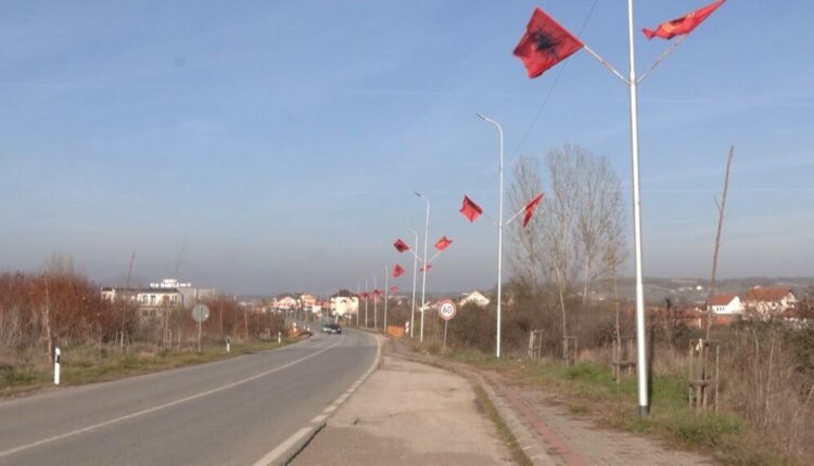 444 flamuj kombëtar dhe të UÇK-së u vendosën nga Podujeva në Merdare