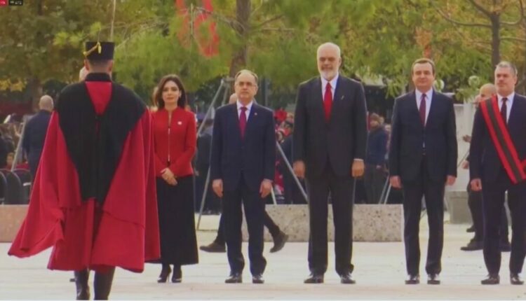 Ceremonia e ngritjes së flamurit në Vlorë, të pranishëm krerët e shtetit shqiptar dhe Kryeministri i Kosovës