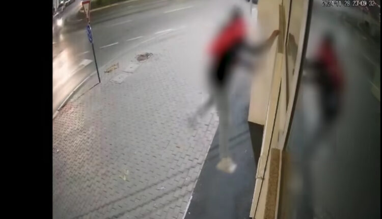 Hoqi tabelën në Konsullatën e Serbisë në Kumanovë, policia arreston 17-vjeçarin