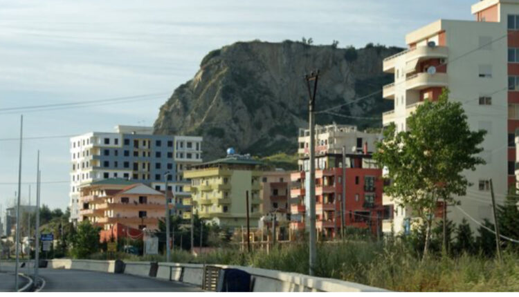 Ngjarje tragjike në Durrës/ 10-vjeçari bie nga lartësia e një pallati, ndërron jetë