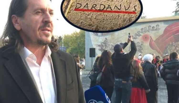 Artefaktet ilire e pllaka “Dardanus” janë larguar, e aty ndërtohen banesa! Zv/ministri i Kulturës : Projektin e ka lejuar pushteti i kaluar