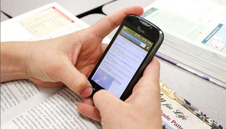 Në Greqi, mbi 10,000 nxënës janë pezulluar për shkak të përdorimit të telefonave celularë gjatë orëve të mësimit