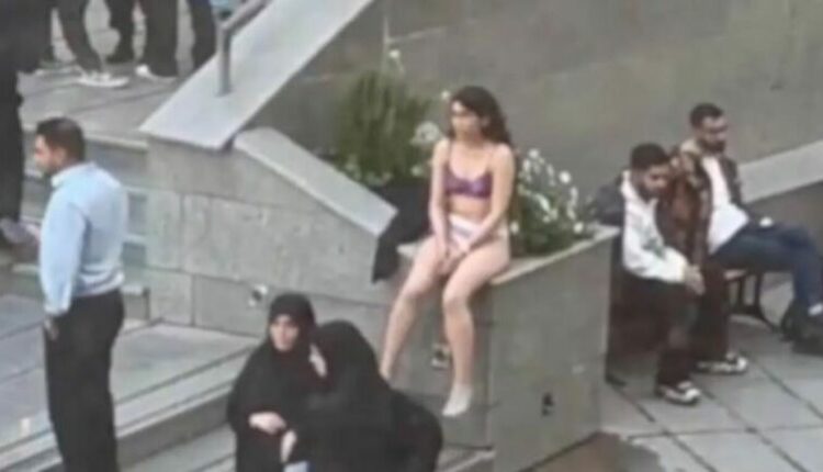 Iran, studentja abuzohet brutalisht sepse nuk mbante hixhab, përfundon me të brendshme në oborrin e universitetit (VIDEO)