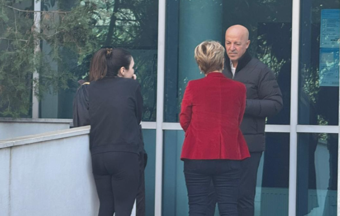 Monika Kryemadhi paraqitet në SPAK bashkë me vajzën, zbulohet arsyeja