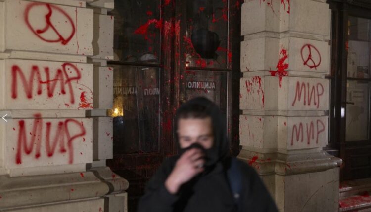 Nëntë të arrestuar në Serbi gjatë protestës për shembjen vdekjeprurëse të çatisë