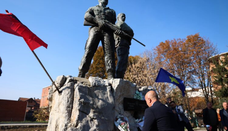Haradinaj në Rahovec, nderon disa prej heronjve që ranë më 6 nëntor të ’98-së