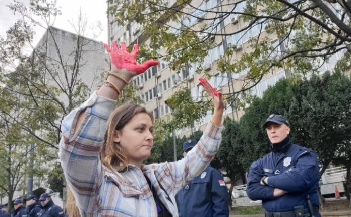 Beograd: Qindra protestues kërkojnë përgjegjësi prej autoriteteve për incidentin në Novi Sad