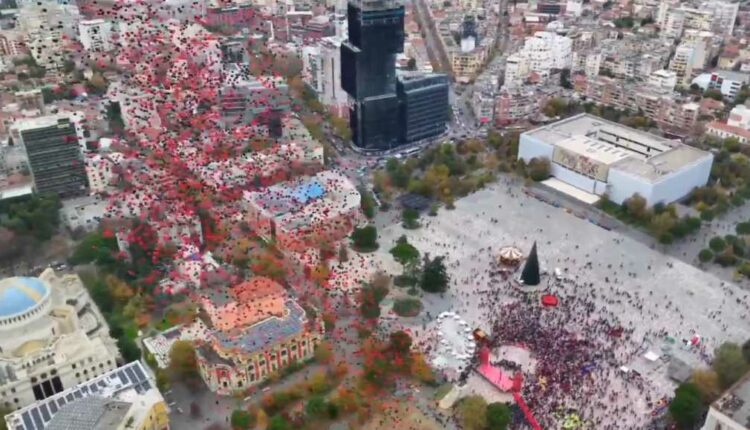 Ngrihet flamuri në Tiranë, festohet 112-vjetori i Pavarësisë së Shqipërisë