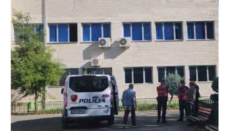 Morën para për të kaluar studenten, detaje nga arrestimi i pedagogëve në Elbasan, një ende në kërkim