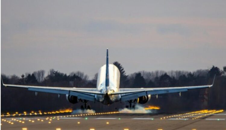 Momente tmerri në avion, pasagjeri kërcënon stjuardesën dhe tenton të hapë derën e emergjencës (VIDEO)