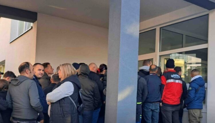 Tetovë/ Radhë të gjata për Vauçerët e Inverterëve: Qytetarët presin para Institucioneve