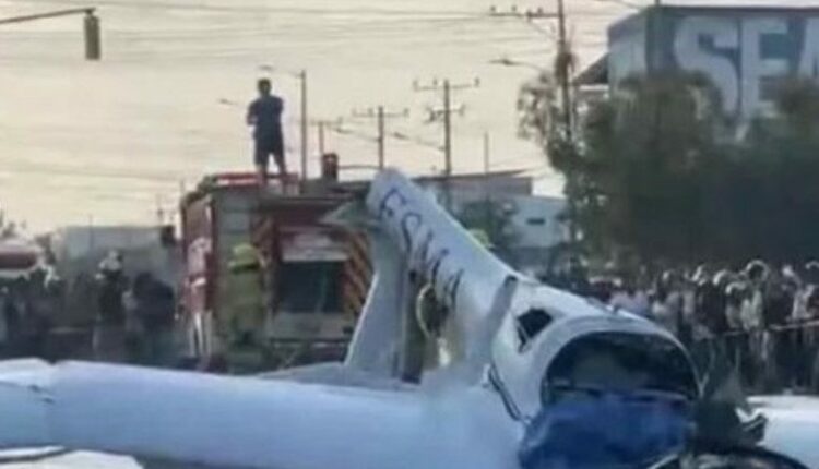 Dramatike në Ekuador/ Aeroplani rrëzohet në mes të rrugës së populluar (VIDEO)