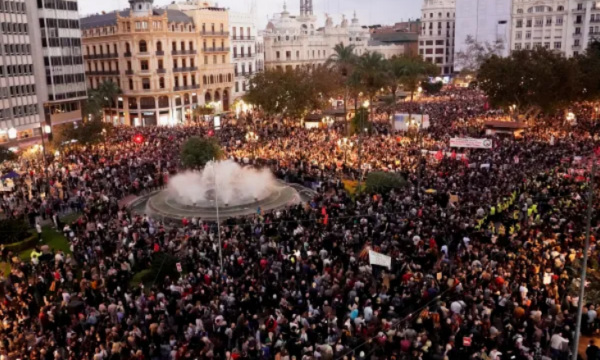 “Ju na vratë”: Mijëra qytetarë protestojnë në Valencia kundër reagimit të autoriteteve ndaj përmbytjeve vdekjeprurëse