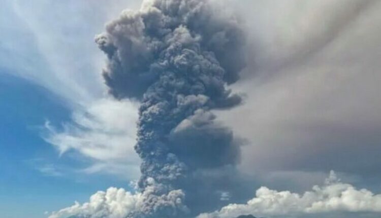 Anulohen fluturimet për në Bali për shkak të hirit të rrezikshëm vullkanik, që është ngritur në nëntë kilometra lartësi