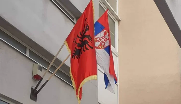 Shqiptarët në Luginë do të gjobiten nëse valëvisin flamurin, dikush merr përsipër t’i paguajë të gjitha (VIDEO)