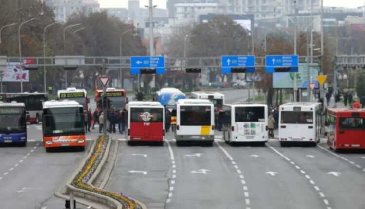 Transportuesit privat sërish në rrugët e Shkupit, por jo me kapacitet të plotë