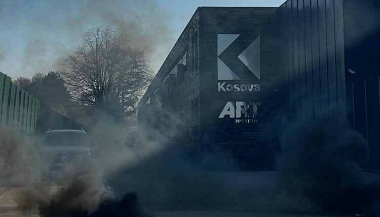 Sulm huligan në ambientet e Klan Kosovës (VIDEO)