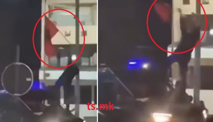Skandal/ Polici maqedonas në Kumanovë e heq dhe e përdhos flamurin shqiptar nga shtylla (VIDEO)