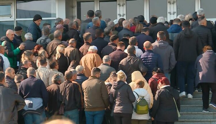 Kaos para sallës Boris Trajkovski, ku shpërndahen vauçerët për inverterë