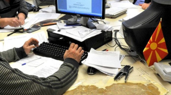 Raporti i KE-së: Politizimi në sektorin publik në RMV, minon më tej besimin në punën e administratës