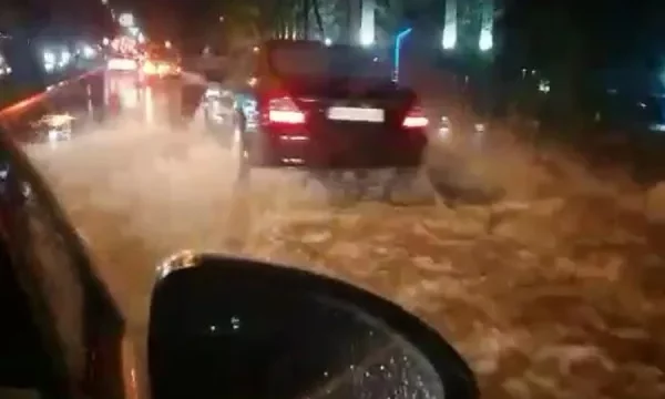Rrugët e Prishtinës vërshohen, njohësi i emergjencave: Përsëri dështoi infrastruktura nëntokësore në kryeqytet