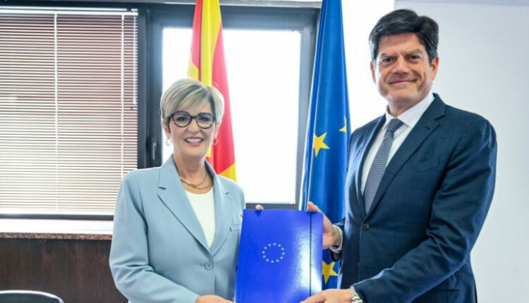 Ambasadori i BE-së i dorëzoi Ademit raportin e KE-së: Aktivitetet e Gjykatës së Lartë janë vlerësuar pozitivisht