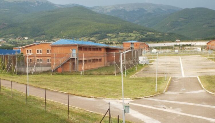 Rast i rëndë në Burgun e Dubravës, i burgosuri 20-vjeçar dhunohet seksualisht nga dy të burgosur