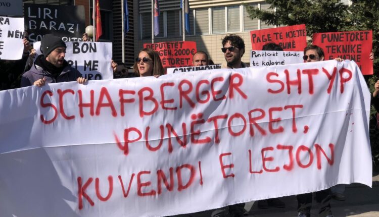 Protestohet në mbështetje të punëtoreve teknikë: “Punëtoret nuk janë mall”