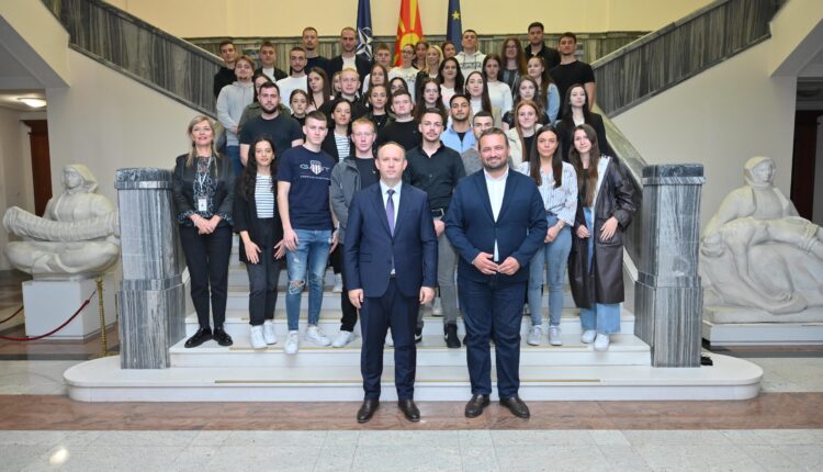 Kryetari Gashi në takim me studentët e Institutit të Sigurisë