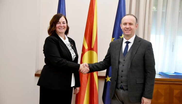 Gashi takoi ambasadoren e Kanadasë  Mishell Kameron