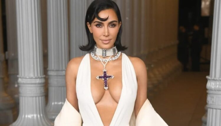 Kim Kardashian ‘kryqëzohet’ nga publiku për veshjen e të bijës së saj